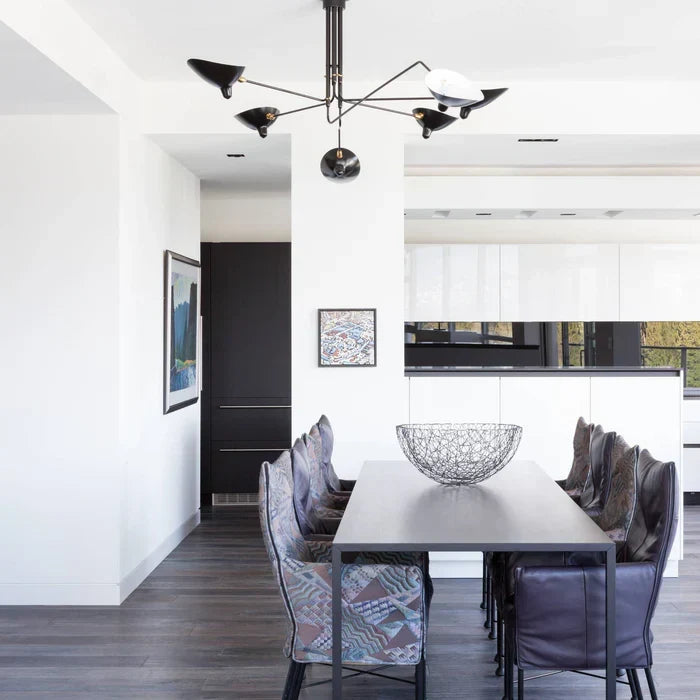 Svart taklampe med svingbare armer – moderne design