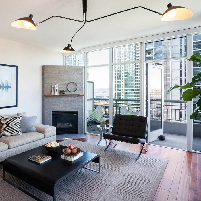 Svart taklampe med svingbare armer – moderne design