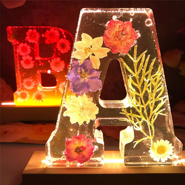 LumiFlair blomstret initial-nattlampe | Personlig lys i resin med myk LED-belysning