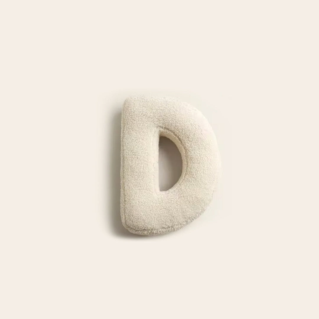Dekorativ pute med alfabet – LetterLounge