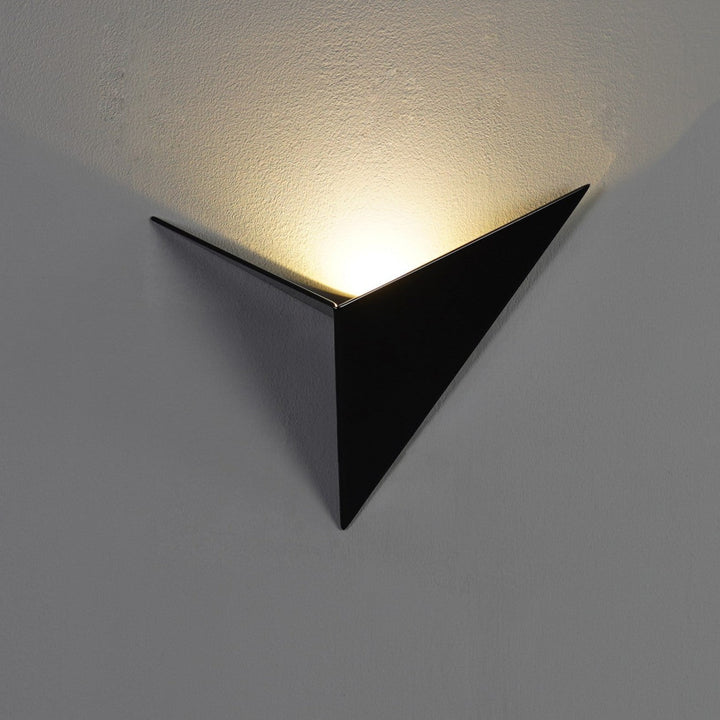 Moderne trekantet vegglampe - TrigoLux