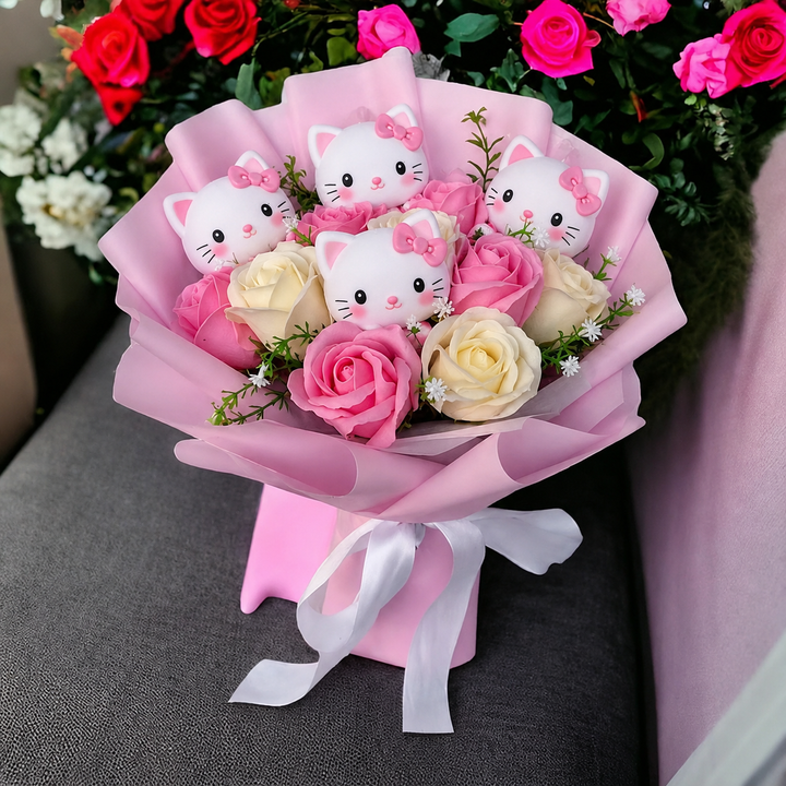Bukett med fargerike kunstige blomster og Kitty-figurer til gave og pynt