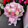 Bukett med fargerike kunstige blomster og Kitty-figurer til gave og pynt