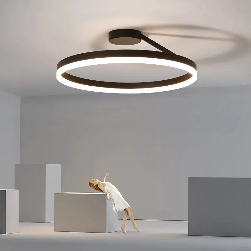 Arisha rund taklampe, moderne LED, svart/hvit, stue, gang, metall