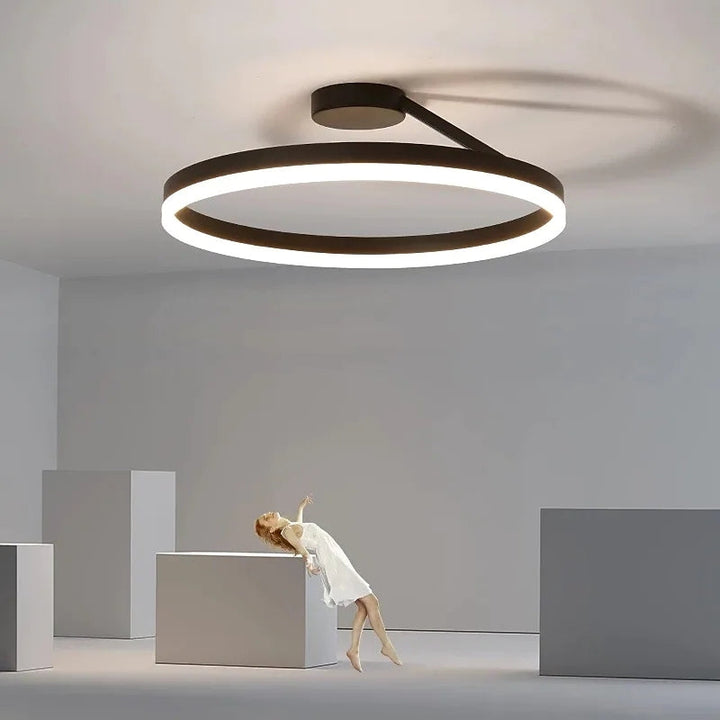 Arisha rund taklampe, moderne LED, svart/hvit, stue, gang, metall