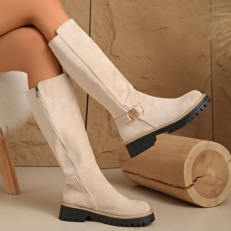 Høye boots med tykk, sklisikker såle.