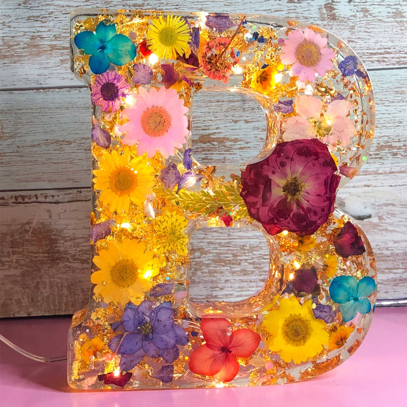 LumiFlair blomstret initial-nattlampe | Personlig lys i resin med myk LED-belysning
