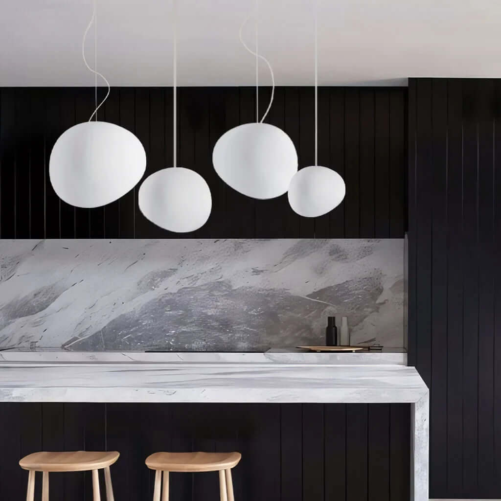 Hengelampe i hvit stein – moderne og minimalistisk