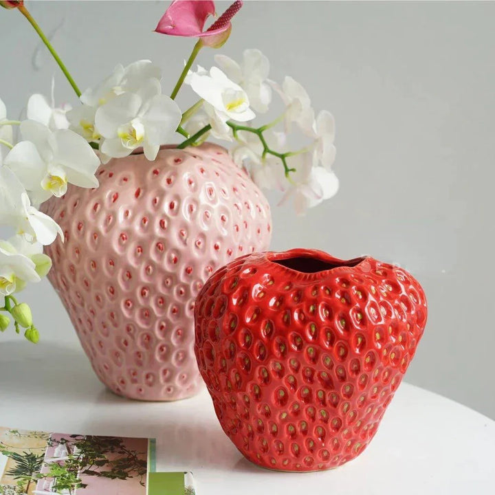 Dekorativ vase i keramikk formet som jordbær for blomster og bordpynt