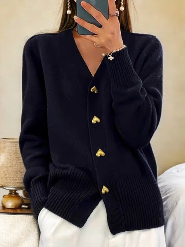 Elegant strikkevest for dame - V-hals | Hjerteformede knapper