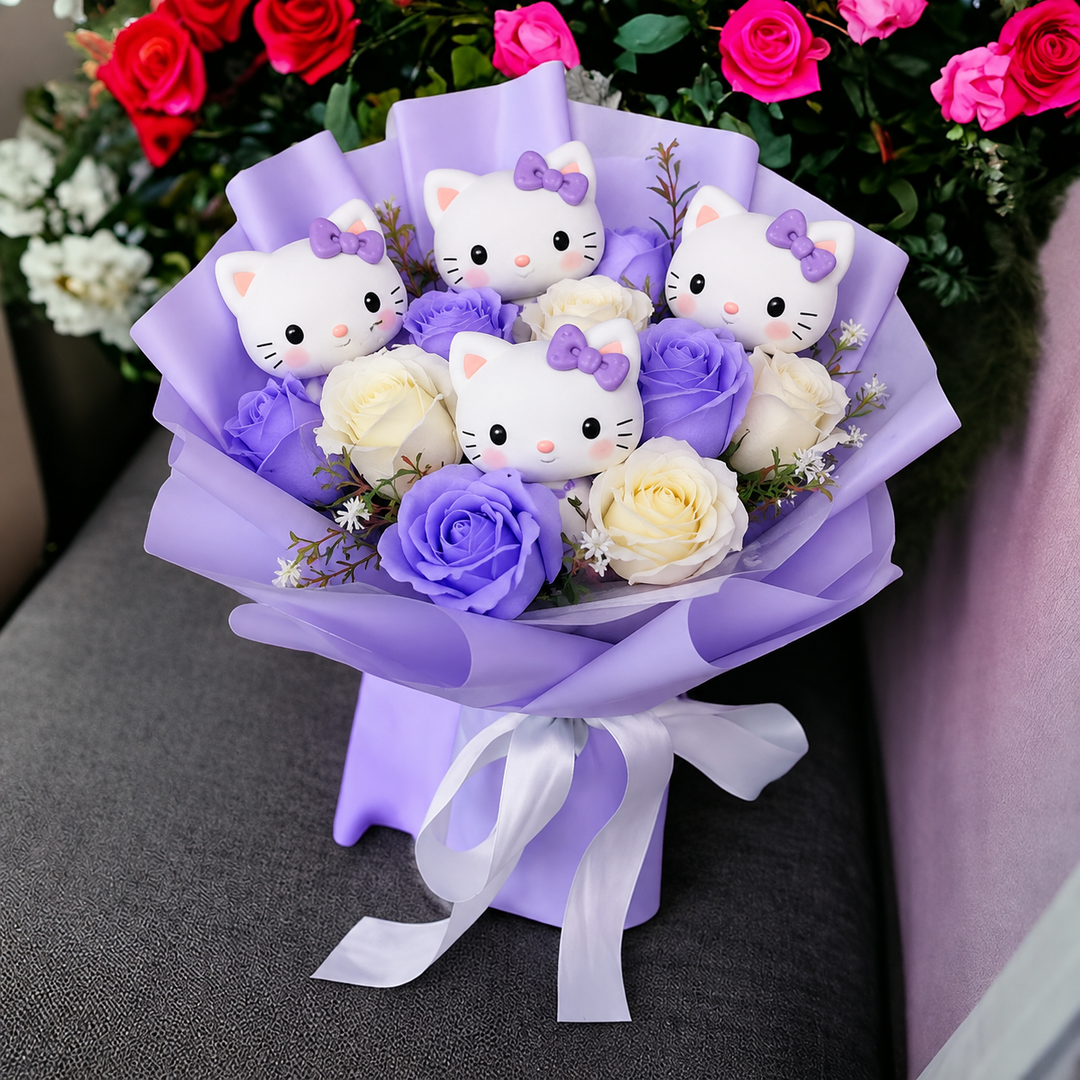 Bukett med fargerike kunstige blomster og Kitty-figurer til gave og pynt