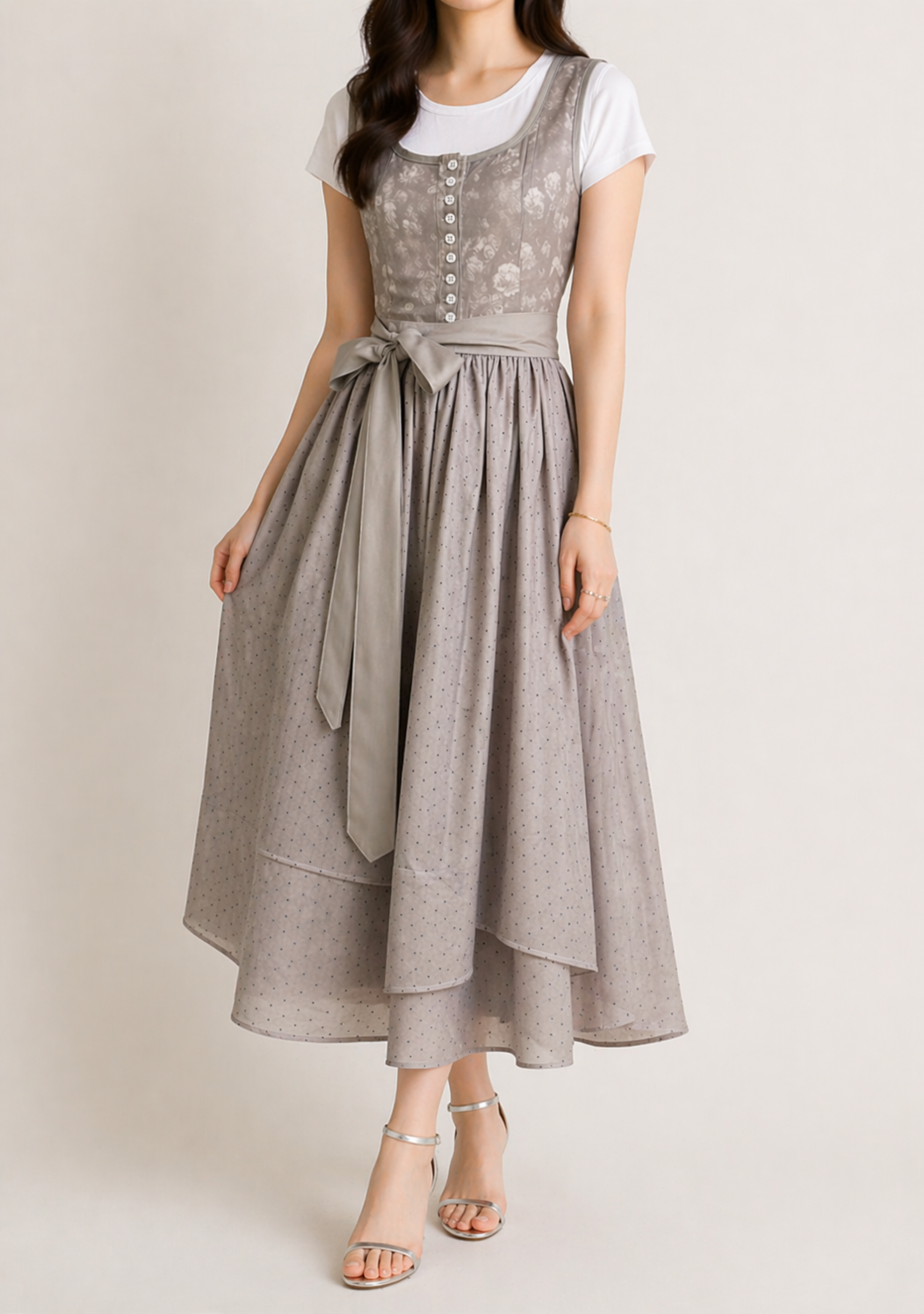 Dirndl til dame med glidelås, blondeermer og midjebånd.
