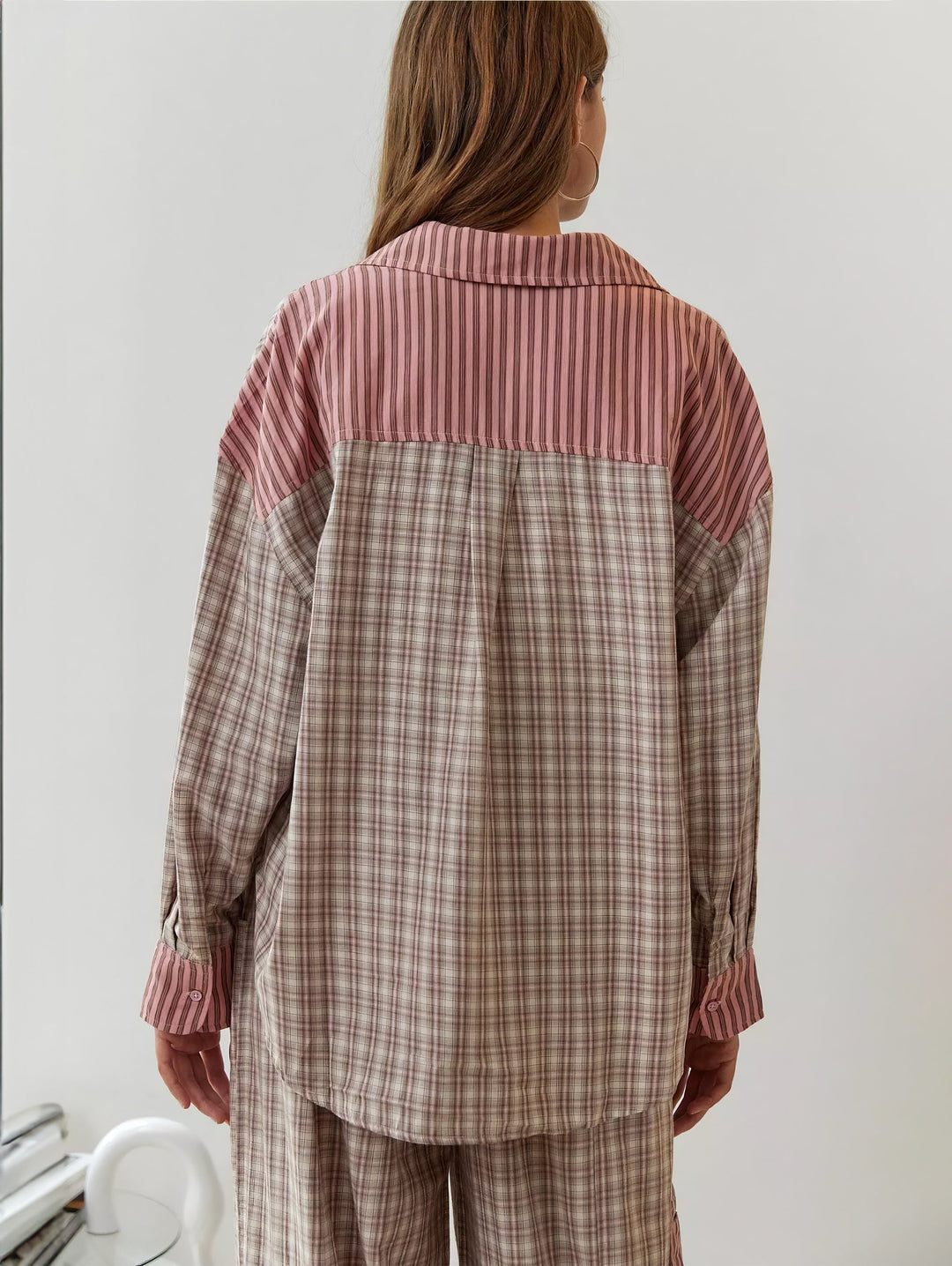 Pysjamassett for dame med skjorte med knapper og bukse med strikk i livet