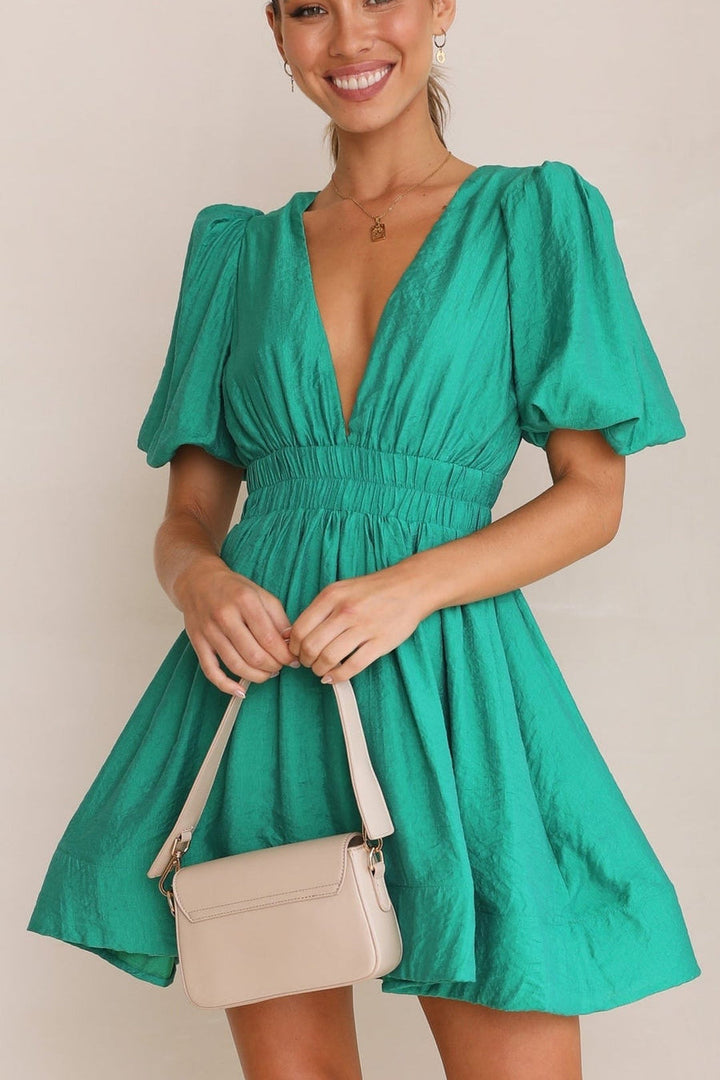 Elegant og Flytende Mini Kjole