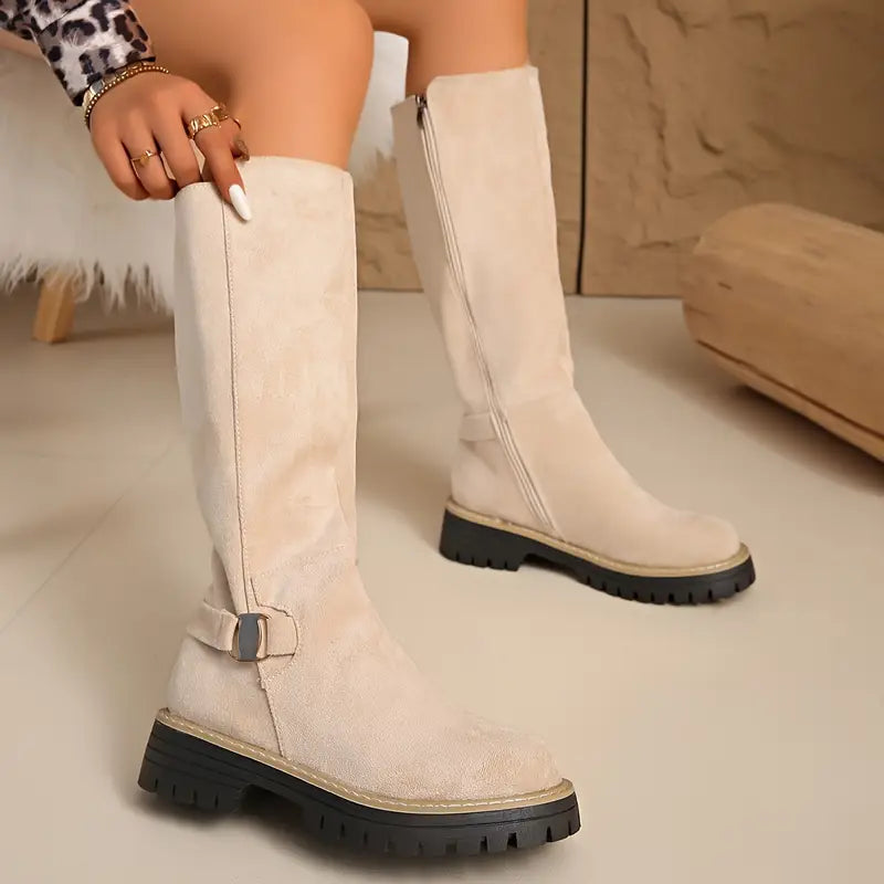Høye boots med tykk, sklisikker såle.