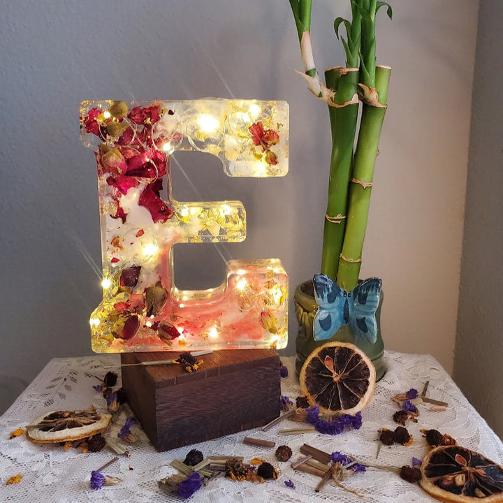 LumiFlair blomstret initial-nattlampe | Personlig lys i resin med myk LED-belysning