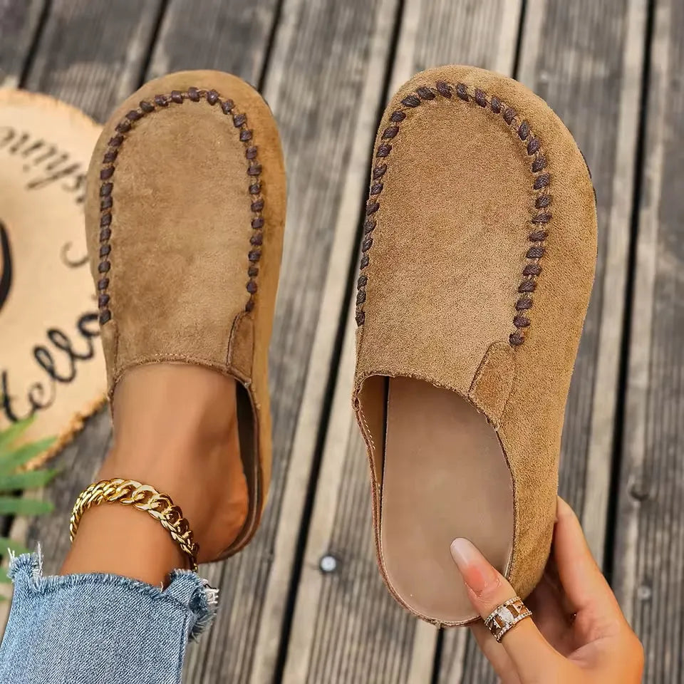 Sandaler i skinn uten lukking med ortopedisk, myk semsket skinn-lignende overdel og flat såle