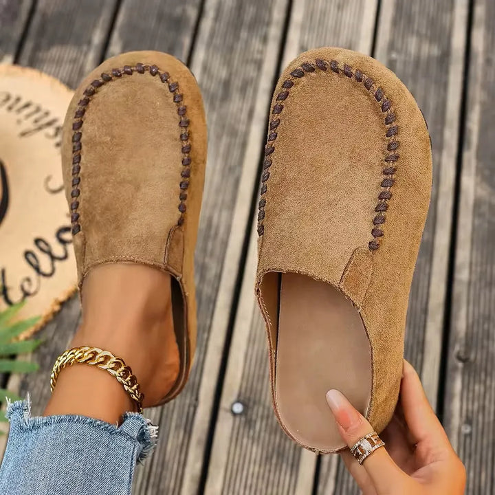 Nahkaiset ortopediset slip-on-sandaalit mokkamaisella pehmeällä päällisellä ja tasaisella pohjalla