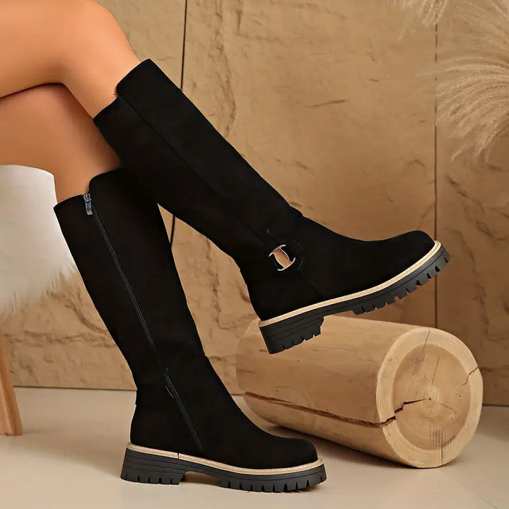 Høye boots med tykk, sklisikker såle.