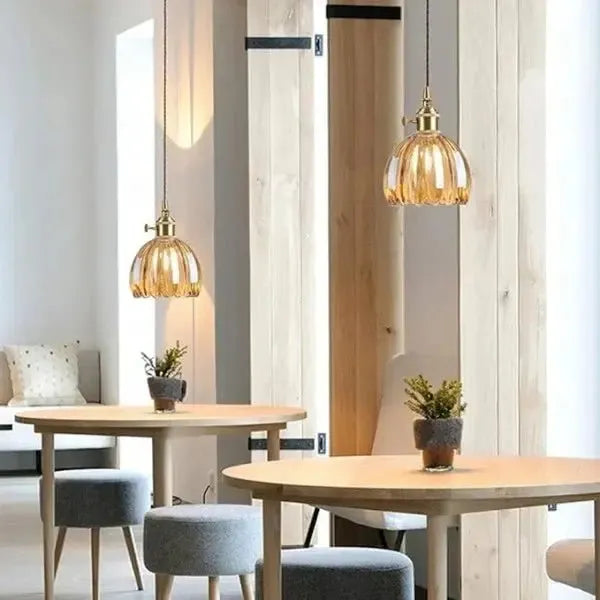 Elegant hengelampe i glass formet som en blomst - Atmosfærisk lys