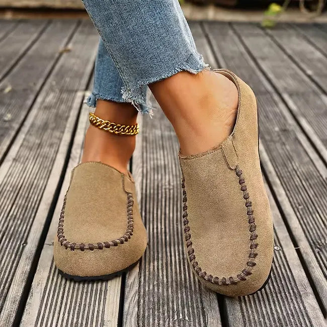 Nahkaiset ortopediset slip-on-sandaalit mokkamaisella pehmeällä päällisellä ja tasaisella pohjalla