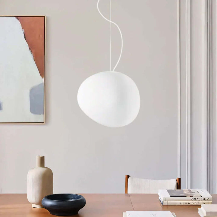 Hengelampe i hvit stein – moderne og minimalistisk