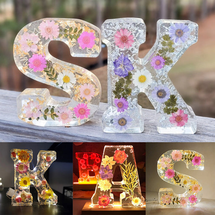 LumiFlair blomstret initial-nattlampe | Personlig lys i resin med myk LED-belysning