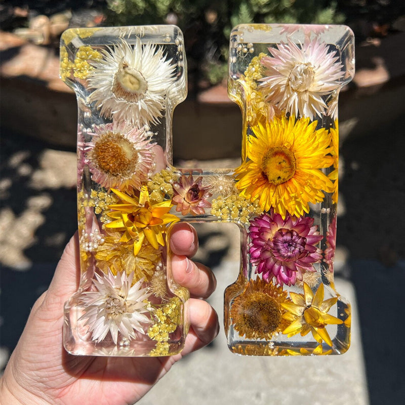 LumiFlair blomstret initial-nattlampe | Personlig lys i resin med myk LED-belysning