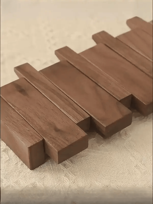 Primo | Klesknagg i tre formet som piano | Elegant design | Holdbart tre