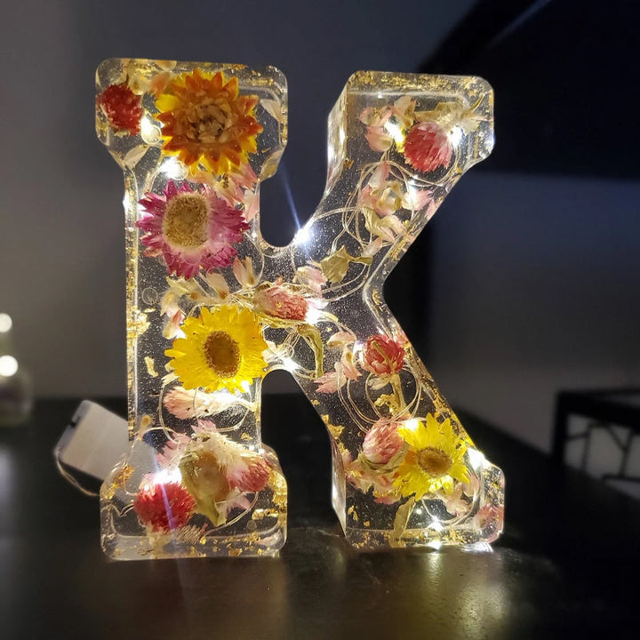 LumiFlair blomstret initial-nattlampe | Personlig lys i resin med myk LED-belysning
