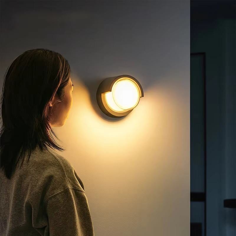 Utendørs vegglampe med bevegelsessensor – Moderne design