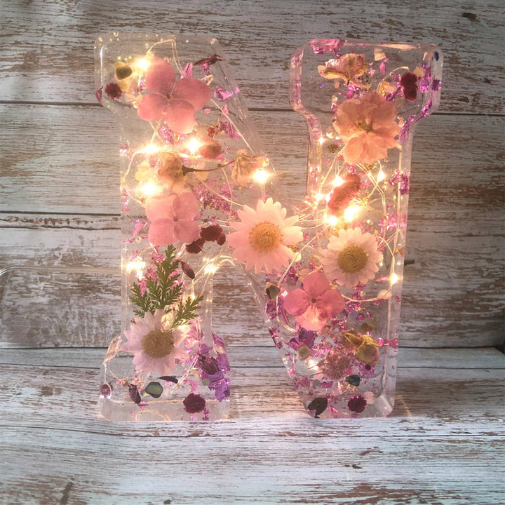 LumiFlair blomstret initial-nattlampe | Personlig lys i resin med myk LED-belysning