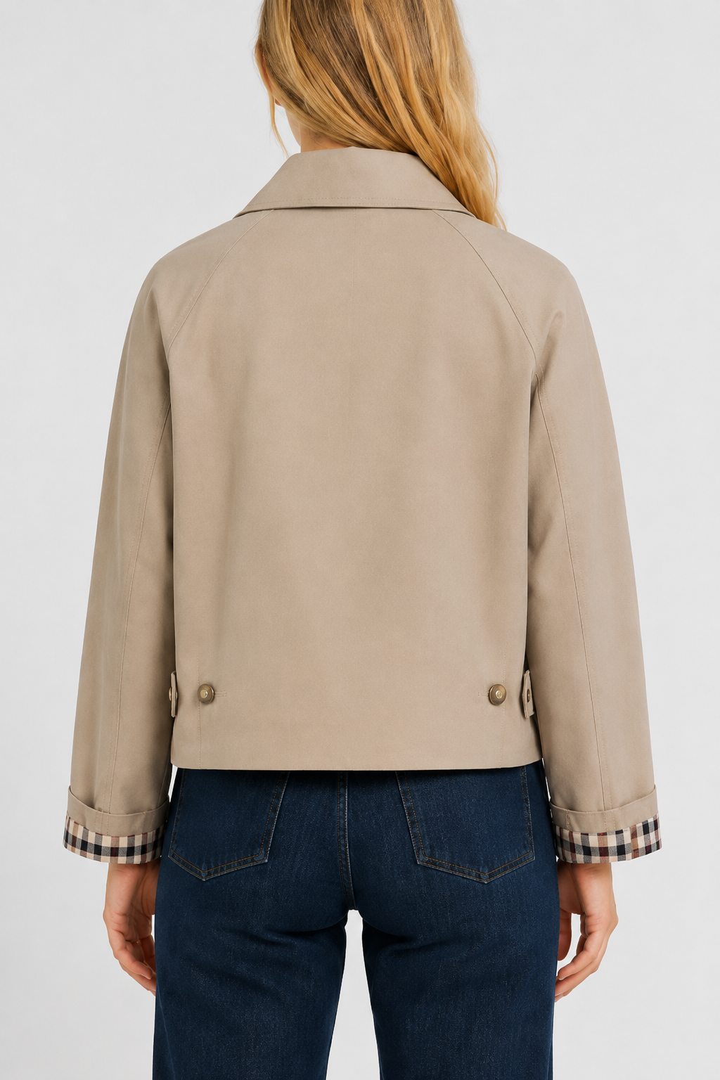 Lett damejakke med avslappet passform og gingham-fôr.
