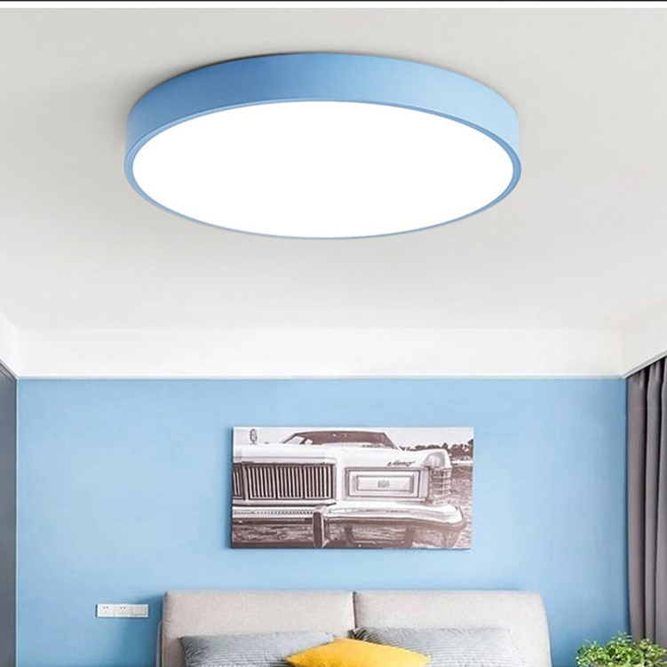Skandinavisk LED-taklampe i macaron-form med treaksent til stue eller soverom