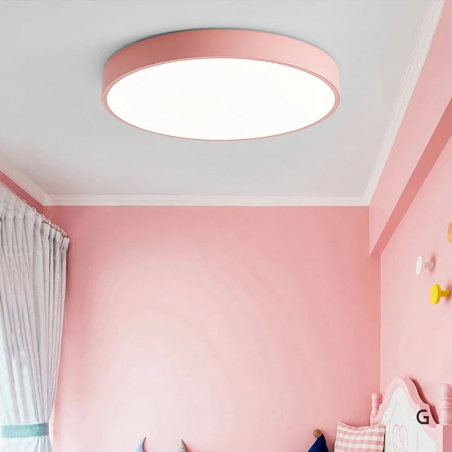 Nordisk taklampe i tre formet som en makron for moderne rom