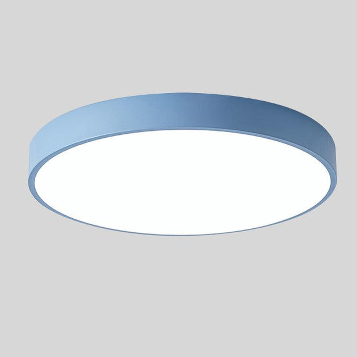 Nordisk taklampe i tre formet som en makron for moderne rom