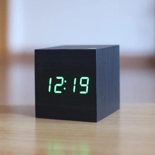 Digital klokke i tre med LED-skjerm