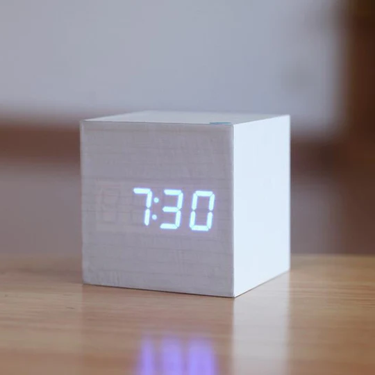 Digital klokke i tre med LED-skjerm