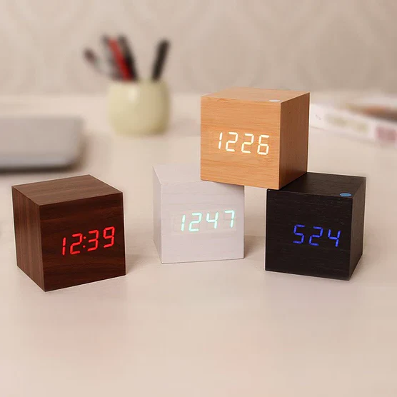 Digital klokke i tre med LED-skjerm