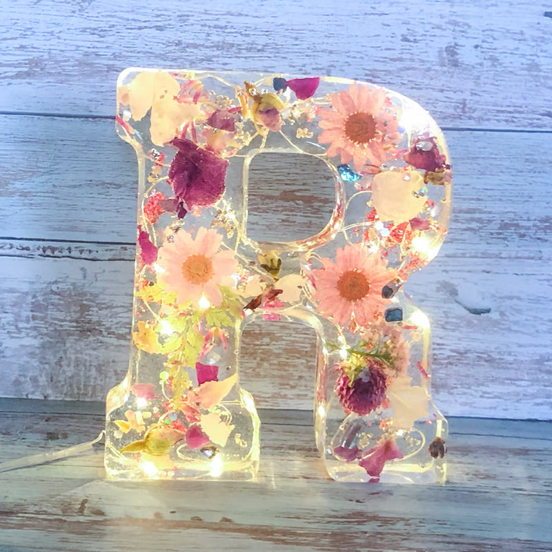 LumiFlair blomstret initial-nattlampe | Personlig lys i resin med myk LED-belysning
