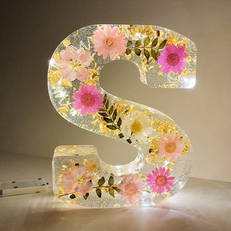 LumiFlair blomstret initial-nattlampe | Personlig lys i resin med myk LED-belysning