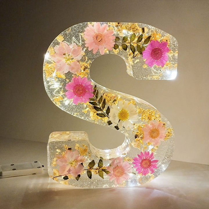 LumiFlair blomstret initial-nattlampe | Personlig lys i resin med myk LED-belysning