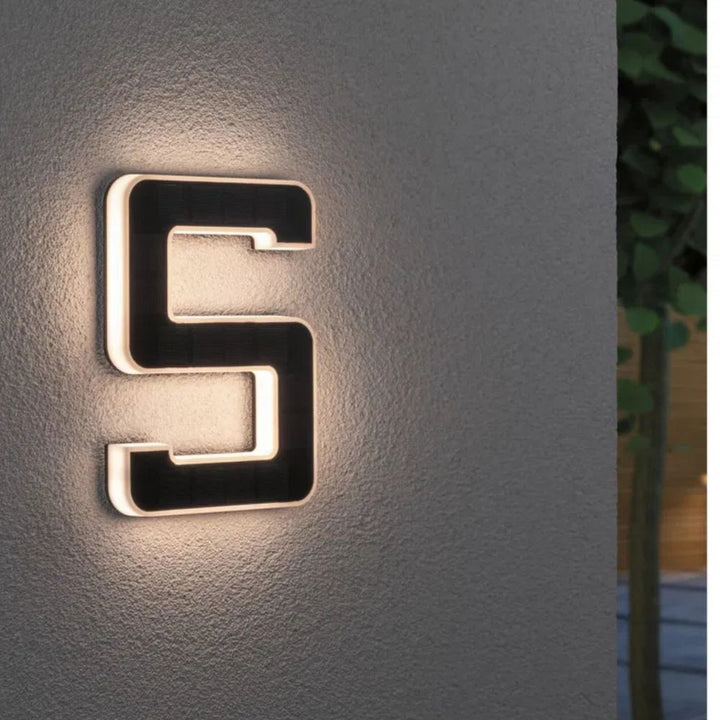 Aurinkokennolla toimiva talonnumero LED-valolla ja hämäräkytkimellä