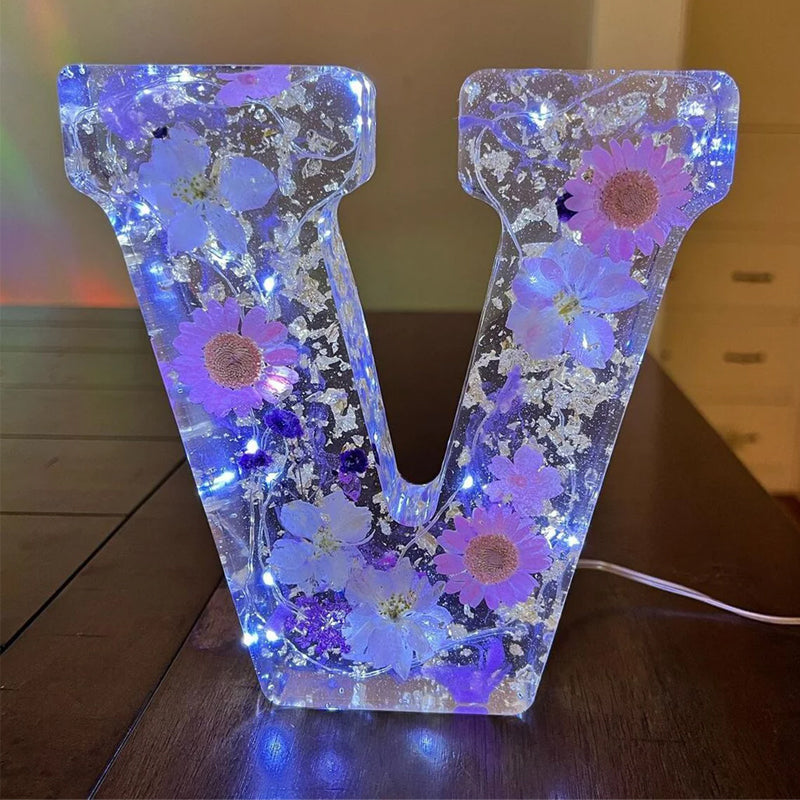 LumiFlair blomstret initial-nattlampe | Personlig lys i resin med myk LED-belysning
