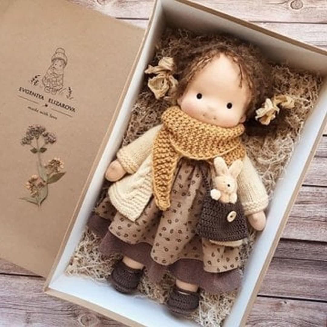 Håndlaget Waldorf-dukke av naturlige materialer – 30 cm stor