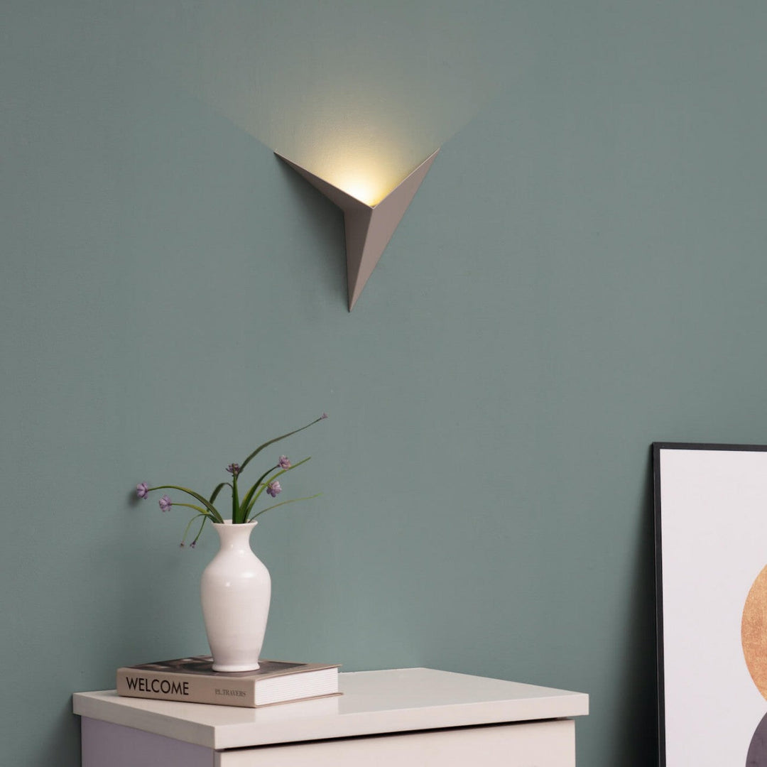 Moderne trekantet vegglampe - TrigoLux