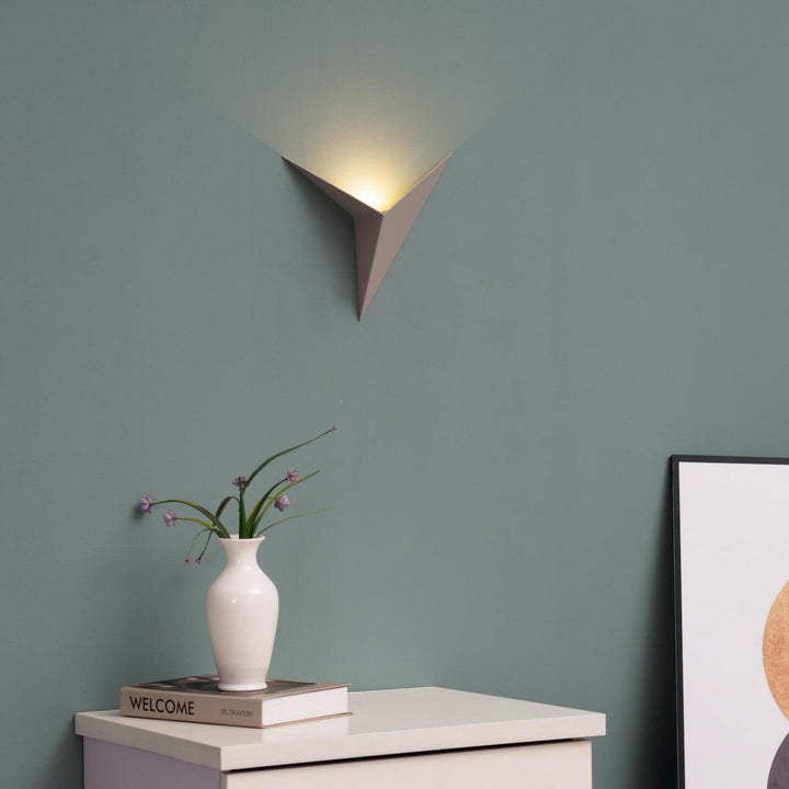 Moderne trekantet vegglampe - TrigoLux