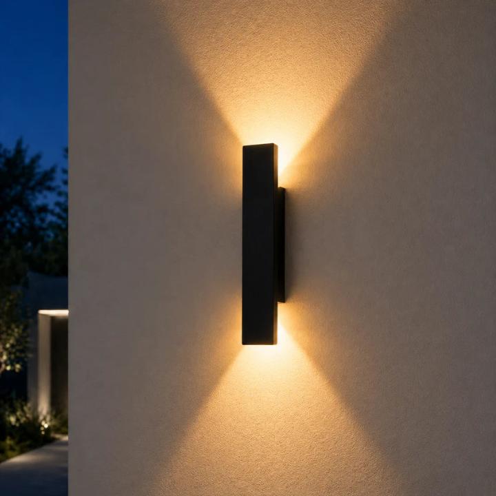 LED-vegglampe for utendørs bruk med opp- og nedlys – værbestandig, beskyttelsesgrad IP65
