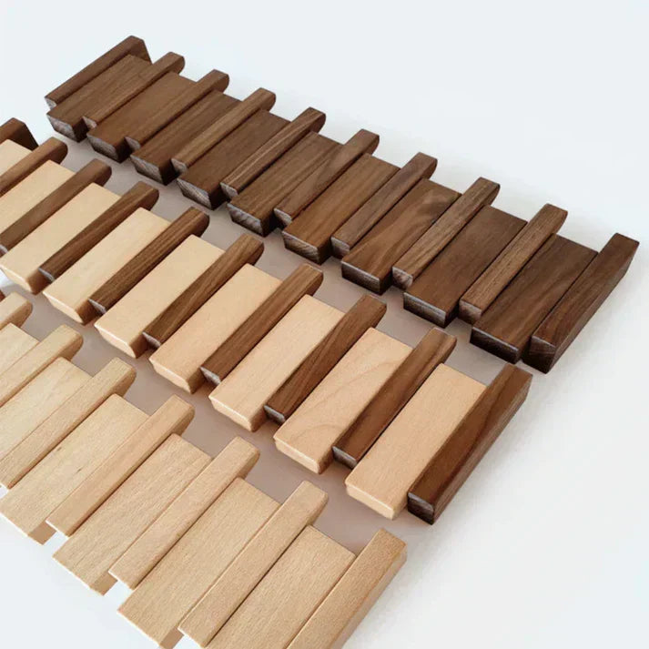 Knaggrekke i tre med pianodesign – Elegant veggorganisator for entreen